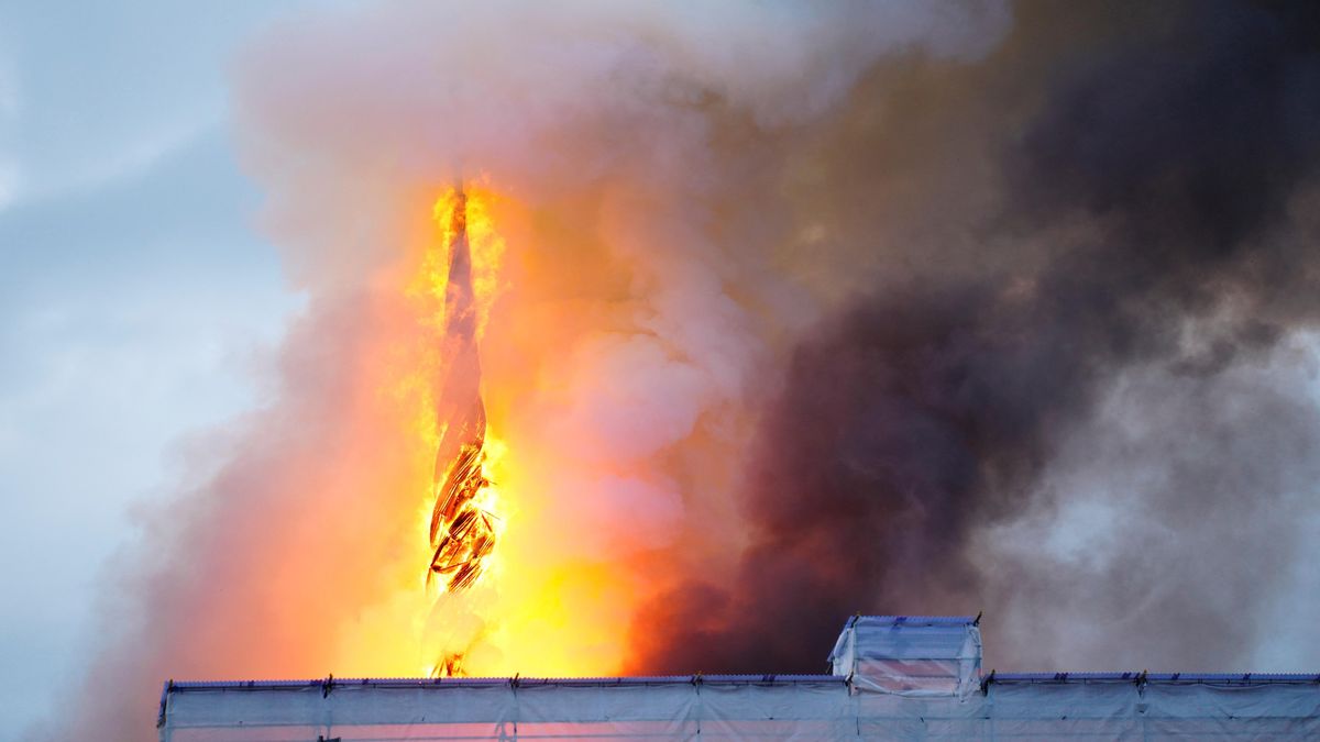 Symbol Kodaně je v plamenech. Hoří historická budova burzy